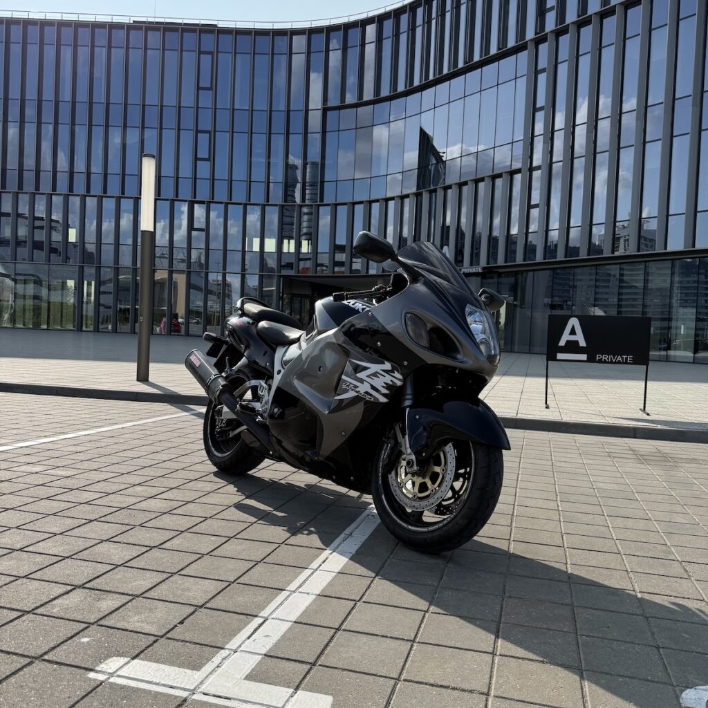 Аренда мотоцикла Suzuki GSX-R1300 Hayabusa в Минске, цена - Мотопрокат bikeberi